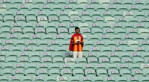 Ein türkischer Fan steht weit vor Spielbeginn auf der Tribüne. - © Darko Vojinovic/AP Pool/dpa