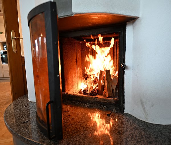 Wenn der Schornstein eines Holzofens nicht ordnungsgemäß funktioniert, besteht die Gefahr einer Kohlenmonoxid-Vergiftung. - © picture alliance / HELMUT FOHRINGER / APA / picturedesk.com