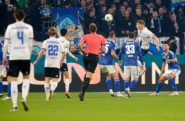 Laurin Curda (2. v. r.) kann unbedrängt eine Obermair-Flanke zum Paderborner 1:0-Führungstreffer gegen Schalke einköpfen. - © Bernd Thissen/dpa