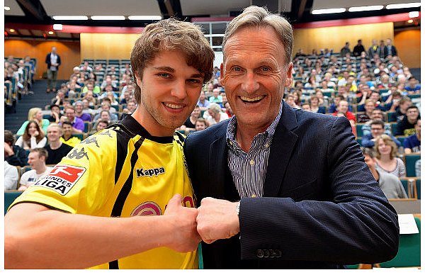 Christian Wiehle (23, l.) aus Paderborn studiert eigentlich auf Lehramt, gestern aber war er ausnahmsweise bei den Wirtschaftswissenschaften zu Gast. Immerhin war der Geschäftsführer seines Lieblingsvereins Borussia Dortmund, Hans-Joachim Watzke (r.) zu Gast. Von dem erhoffte er sich interessante Impulse. - © FOTO: REINHARD ROHLF