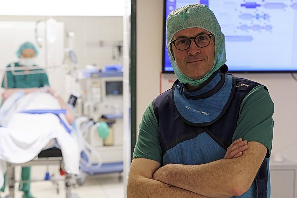 Klaus Küppers steht seit mehr als 20 Jahren am Operationstisch. Sein Spezialgebiet sind künstliche Gelenke. - © Thorsten Ulonska