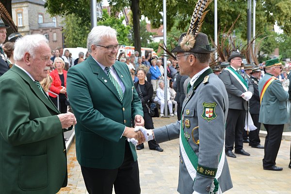 Maik Hollmann (Mitte) Vorsitzender des Schützenkreises Bielefeld im Westfälischen Schützenbund, und sein Stellvertreter Klaus Meschede zeichnen Kristian Hoffmann mit dem Ehrenzeichen des WSB in Gold aus. - © Karin Prignitz