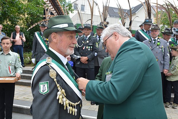 Maik Hollmann (r.) Vorsitzender des Schützenkreises Bielefeld im Westfälischen Schützenbund, zeichnet Hans Klocke mit der Kölner Medaille des WSB aus. - © Karin Prignitz