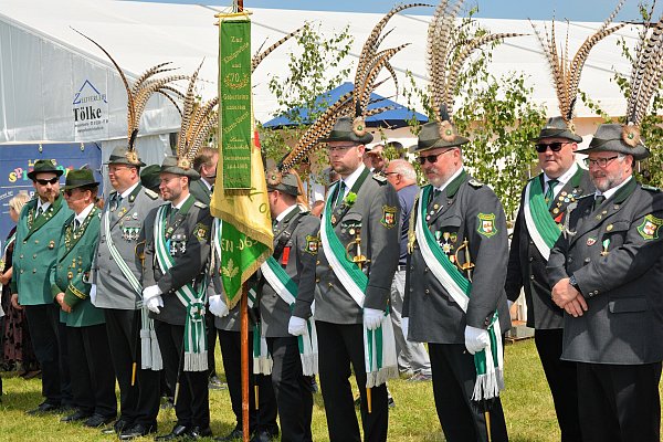Erstmals sind die Oerlinghauser Schützen, darunter der Vorsitzende Christian Landerbarthold (3. v. l.), in Nienhagen dabei. - © Karin Prignitz