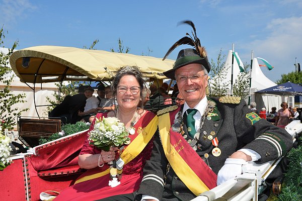 Das scheidende Nienhagener Königspaar Mayra Gonzalez Rodriguez und Ralf Schulz-Henze fährt in der Kutsche vorneweg. - © Karin Prignitz