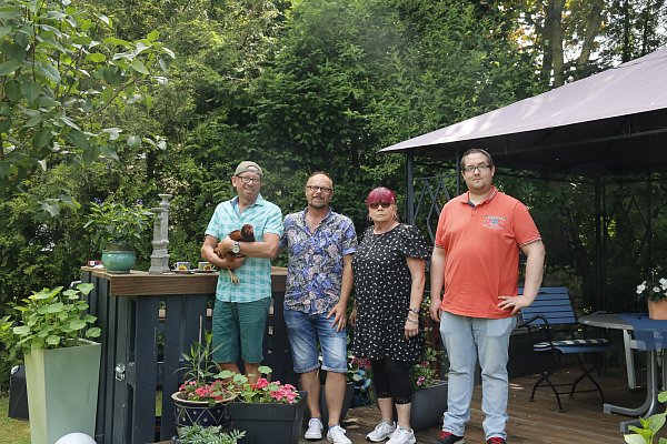 Im Bauerngarten: Franz-Josef Otto (v.l.), Markus Wiechers, Vera Jennebach (1. Vorsitzende der Tafel) und Michael Segieth (angehender Geschäftsführer der Tafel). - © Hannah Hülsen