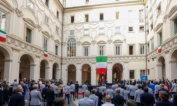 Die italienische Nationalmannschaft nimmt an einer Zeremonie mit Ministerpräsident Mario Draghi im Chigi-Palast teil. - © Riccardo De Luca/AP/dpa