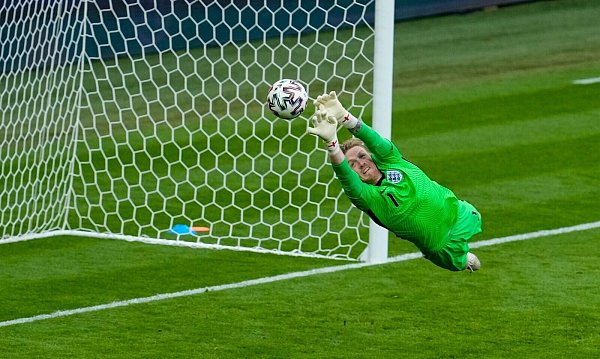 Englands Torhüter Jordan Pickford pariert einen Schuss auf sein Tor. - © Matt Dunham/Pool AP/dpa