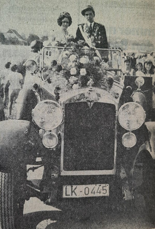 Das Stifter Schützenkönigspaar führte die Prozession in einem Adler-Oldtimer an. - © NW/Louisa Kohnert