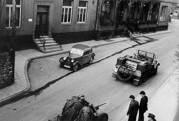 Verteidigung gegen die Alliierten 1945. Ein deutsches Militärfahrzeug soll das Geschütz vorm Stadthotel in Oerlinghausen in die Stellung bringen.? Foto: Repros: Horst Biere / Quelle: Sammlung Höltke - © Repros: Horst Biere / Quelle: Sammlung Höltke