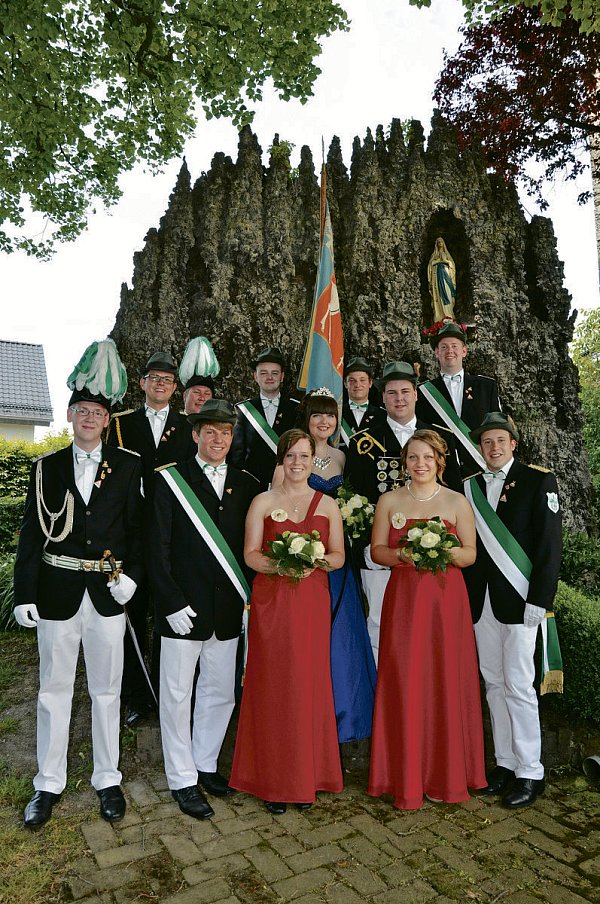 Freuen sich auf die Festtage: Das Königspaar Sarah Niemann und Markus Schoppe (Mitte) mit Hauptmann Benedikt Meise (v. l.), Spieß Markus Pollmeier, Damenoffizier Patrick Raabe, Fahnenoffizier Dirk Niemann, Schefferpaar Philipp Becker und Jana Quest, Fähnrich Sascha Warneke, Schefferpaar Carolin Koss und Florian Schoppmeier sowie Fahnenoffizier Philipp Meise. - © Schützen