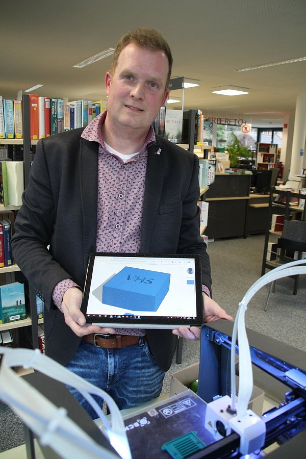 Erklärte den 3D-Drucker: Mark Stocksmeyer von der VHS im Kreis Herford. - © Fabian Herbst