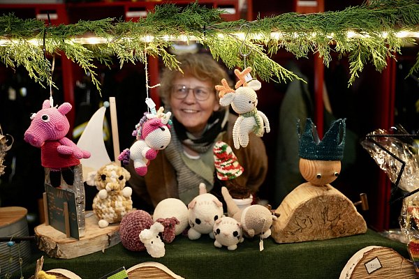 Beim Jöllenbecker Adventsfeuer wurde allerlei Kunsthandwerk geboten – da fällt die Wahl schwer. - © Peter Unger