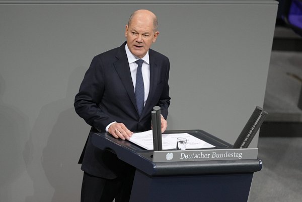Das TV-Duell mit Bundeskanzler Olaf Scholz (SPD) wird von öffentlich-rechtlichen Fernseh- und Radiosendern übertragen. - © Kay Nietfeld/dpa