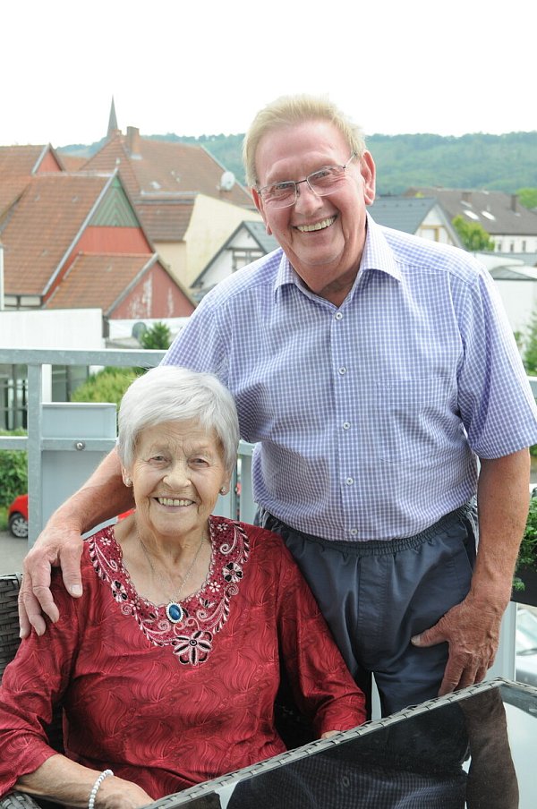 Gehen seit 60 Jahren den Lebensweg gemeinsam: Hildegard und Friedhelm Schlüer. - © Anja Hanneforth