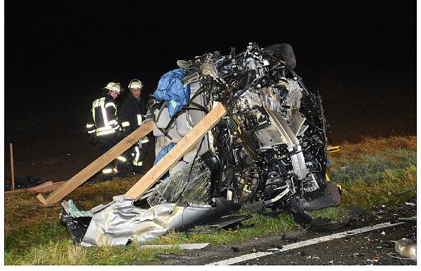 Mit Holzbalken wird der Mercedes S 500, in dem Helmut Claas und sein Fahrer verunglückten, gegen ein Umkippen gesichert. Zuvor hatten die Einsatzkräfte das Dach der Limousine abgeschnitten und nach unten abgeknickt - © FOTO: ANDREAS EICKHOFF