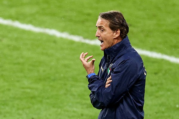 Das Spiel gegen England verläuft zunächst anders, als gedacht: Italiens Trainer Roberto Mancini gestikuliert. - © Christian Charisius/dpa