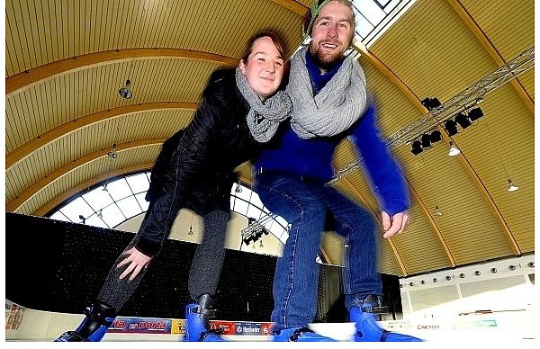 Jasmin Klinksiek und Florian Dürdoth ziehen ihre ersten Bahnen übers Eis. Die beiden Studenten haben sich die Schlittschuhe am Eingang des Convention-Centers geliehen. - © FOTOS: SANDRA SANCHEZ