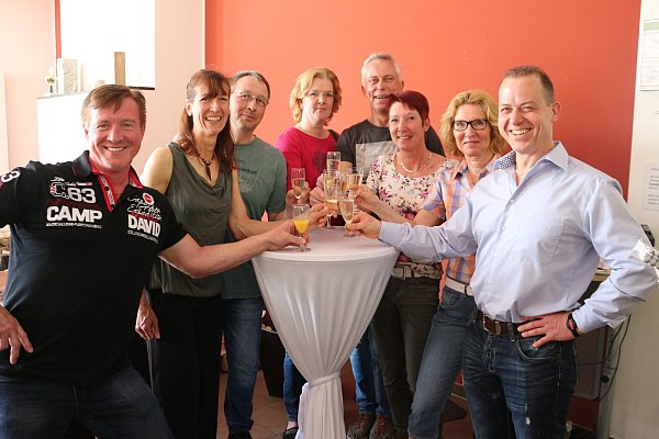 Die Inhaber des Aerofit mit den Ehrenmitgliedern: Marathonläufer Paul Poswiat,Inhaberin Silke Peukert, Stefan Danielmaier mit seiner Frau Susanne, Dieter und Martina Wallat, Sabine Kölling, Inhaber Jens Möllmann - © Julia Heidemann