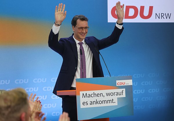 Der bisherige NRW-Ministerpräsident und CDU-Spitzenkandidat für die Landtagswahl in Nordrhein-Westfalen, Hendrik Wüst, steht bei der Wahlparty seiner Partei auf der Bühne. - © dpa