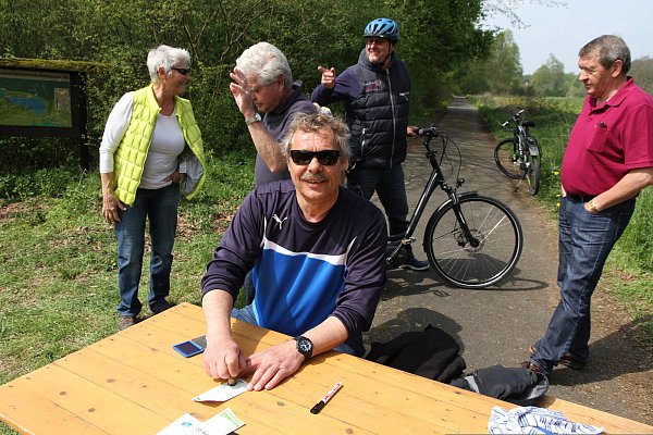 Kontrollstation: Bei Jürgen Steinmeier vom SV 21 Büren gab es den Kontrollstempel für die Urkunde. - © Johannes Büttner