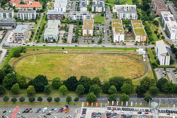 Ausgedient: Auf diesem Gelände entsteht der neue Forschungsbau Leichtbau. Die RailCab-Versuchsanlage wird deshalb abgebaut. - © Universität/Johannes Pauly, Ricarda Michels.