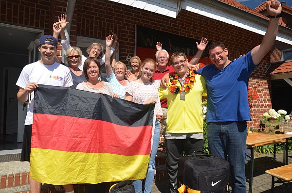 Wieder zu Hause: Schon am Dienstag war Timo Northoff (2. v. r.) daheim in Enger-Pödinghausen von seiner Familie und den Nachbarn empfangen worden. In der ersten Reihe v. r. Vater Tilman, Schwester Pia und Mutter Katja. - © Mareike Patock
