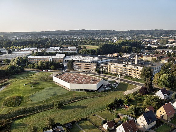 Die familiengeführte JAB ANSTOETZ Unternehmensgruppe aus Bielefeld beschäftigt 1.600 Mitarbeiter und Mitarbeiterinnen und ist in mehr als 80 Ländern tätig. - © JAB Anstoetz