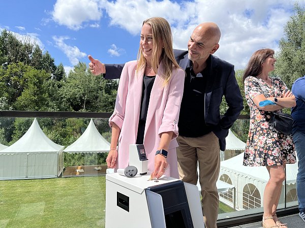 Linda Fliegner (l.) und Jürgen Kisters (r.) von Diebold Nixdorf mit einem kleinen Bankautomaten. - © Verena Freiberg