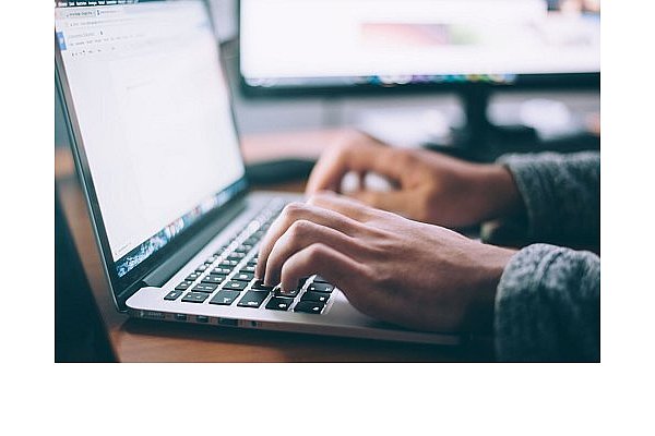Einfach gemacht: Der Online-Adventskalender mit personalisierten Nachrichten erfreut jeden. - © Symbolbild/Unsplash