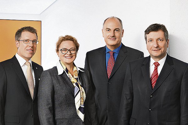 Der Gesamtvorstand der Weidmüller Gruppe: (von rechts nach links) Dr. Peter Köhler (Vorstandsvorsitzender), Volpert Briel (Vertriebsvorstand), Elke Eckstein (Vorstand Operations) und Harald Vogelsang (Finanzvorstand). - © FOTO: Weidmüller