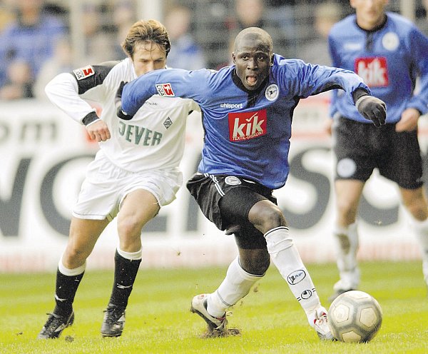 Dynamisch: Momo Diabang am 15. 3. 2003 gegen Gladbach. FOTO: DPA - © dpa/dpaweb