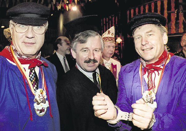 1996: Fritz Pleitgen (v. l.) feiert mit FDP-Politiker Jürgen Möllemann und NRW-Bauminister Michael Vesper Karneval. Fotos: dpa - © Franz-Peter Tschauner