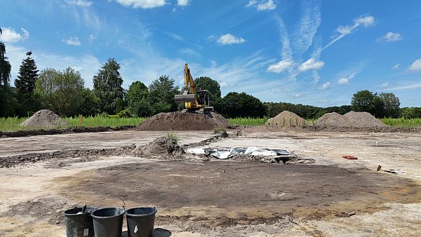 Die große, runde Verfärbung im gewachsenen Boden stellte sich beim Herausschneiden als Wasserschöpfquelle dar. - © LWL/EggensteinExca/Gündchen