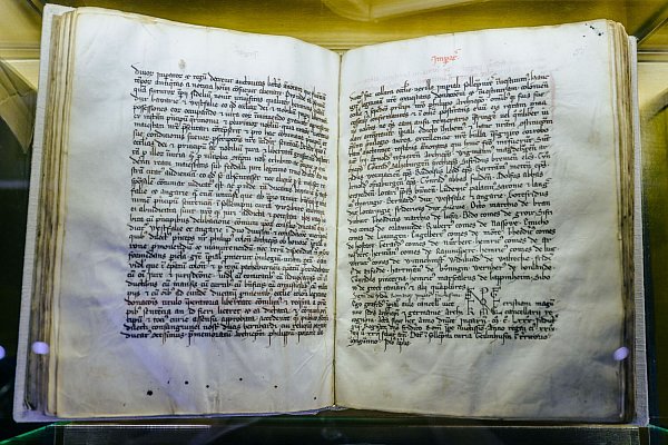 Auch historische Handschriften erzählen Geschichten von Tradition, Identität und Wandel. - © BESIM MAZHIQI