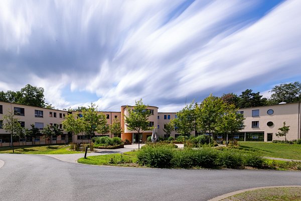 Die Bernhard-Salzmann-Klinik auf dem Gelände des LWL-Klinikums. - © BSK