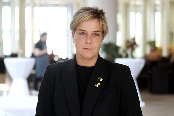 Mona Neubaur (Bündnis 90/Die Grünen), stellvertretende Ministerpräsidentin von Nordrhein-Westfalen, verlässt den Saal nach ihrer Anhörung vor dem Untersuchungsausschuss. - © David Young/dpa