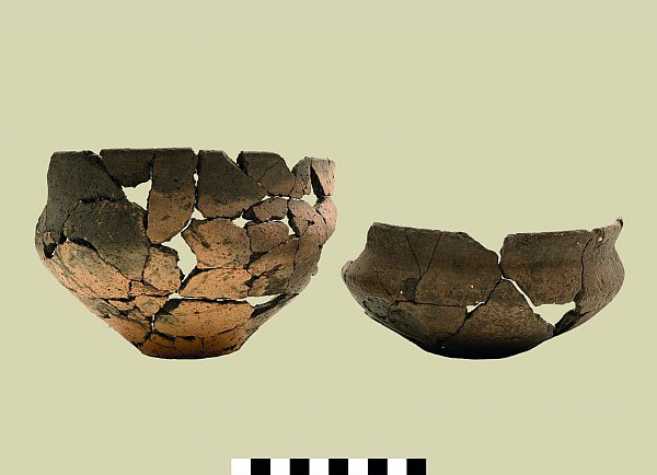 Zwei eisenzeitliche Gefäßfragmente aus einem Pfostenloch erwiesen sich als echter Glücksfall für die Datierung der Siedlung. - © LWL-Archäologie für Westfalen/Sebastian Düvel
