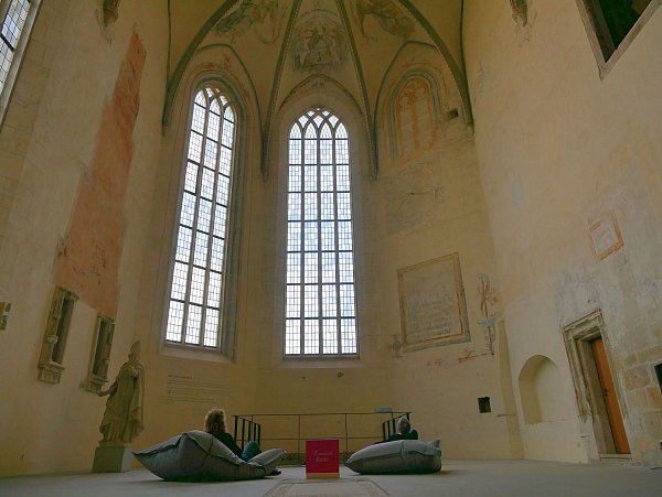 Chillen im Stillen: Die Gewölbemalereien der Dalheimer Klosterkirche ganz in Ruhe auf sich wirken lassen. Der Verzicht auf Worte eröffnet ungewohnte Perspektiven des Schweigens. - © LWL/Kristina Schellenberg