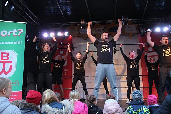 Diese Fitnessgruppe des BTW zeigte wie Gewichte und Aerobic miteinander kombiniert aussehen. - © Myriam Domke-Feiner