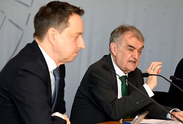 Herbert Reul (CDU, r.), NRW-Innenminister, stellt zusammen mit dem Leiter des NRW-Verfassungsschutzes, Jürgen Kayser, den Verfassungsschutzbericht des Landes für 2024 vor. - © Roberto Pfeil/dpa