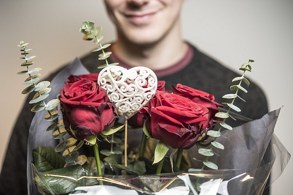 Blumen werden zum Valentinstag verschenkt, weil sie traditionell als Symbol der Liebe und Zuneigung gelten. - © dpa