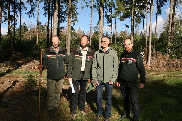 Machen sich Sorgen: (v. l.) Ludger Wieseler, Roland Schockemöhle, Martin Hübner und Revierförster Stefan Befeld (Sintfeld). - © Andreas Götte/nw