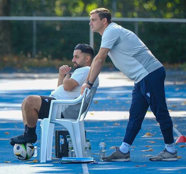 Arminias Trainer Tom Schütz (r.) vermisste in Braunschweig vor der Pause Tore seiner U17. - © az