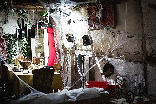 Die Betreiber vom Horror-Hof in Versmold legen viel Wert auf Details. Ihr Grusel-Parcours ist dieses Jahr 220 Meter lang - © Andre Schneider