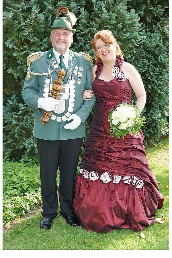 Nimmt Abschied: Das amtierende Königspaar des Bürgerschützenvereins Verl-Bornholte-Sende, Horst und Martina Helfbernd. - © NN