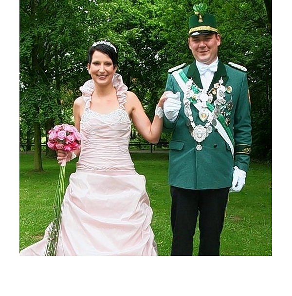 Das charmante Königspaar Ansgar Ploß und Ricarda Voss regiert in Atteln. - © FOTO: ANDREAS GÖTTE