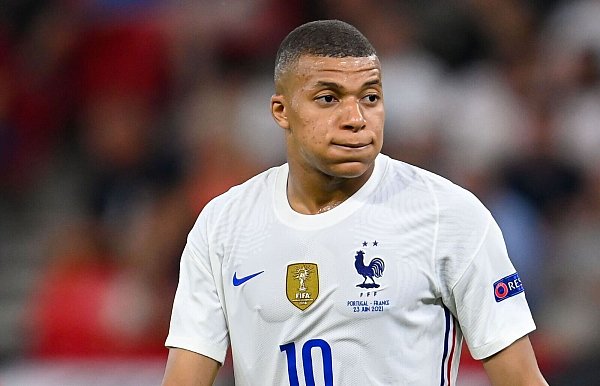 Frankreichs Kylian Mbappe zeigt Frust. - © Robert Michael/dpa-Zentralbild/dpa