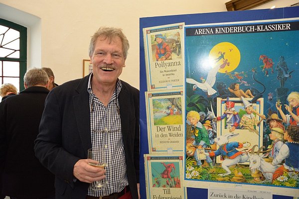 Wieder in der Heimat: Bernhard Oberdieck hat noch bis kurz vor Beginn der Ausstellung in der Alten Synagoge an seinem riesigen Bilderbuch gearbeitet. Dort können sich die Besucher einen Überblick über Leben und Arbeiten des bekannten Kinderbuchillustrators verschaffen. - © Karin Prignitz