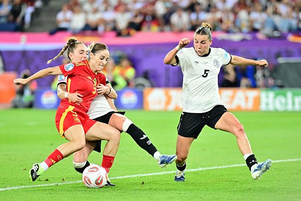 Deutschlands Sophia Kleinherne (l.) und Carlotta Wamser kämpfen gegen Spaniens Esther Gonzalez um den Ball. - © Sebastian Christoph Gollnow/dpa